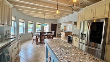 Kylskåp, mikrovågsugn, ugn och spishäll