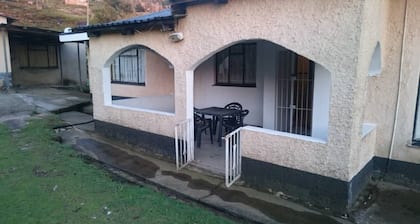 Es ist ein Ferienhaus in einer halb-ländlichen und halb-städtischen Gemeinde