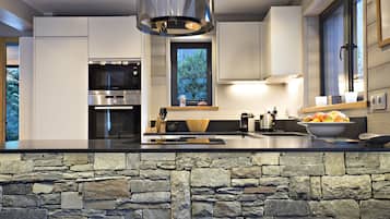 Een koelkast, een microgolfoven, een oven, een kookplaat