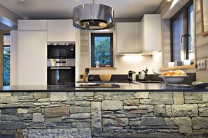 Køleskab, mikrobølgeovn, ovn, kogeplade