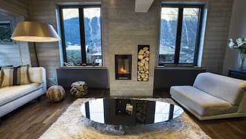 Smart-tv, een open haard, boeken en een stereo