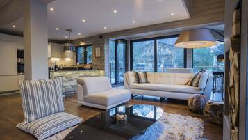 Smart-tv, een open haard, boeken en een stereo