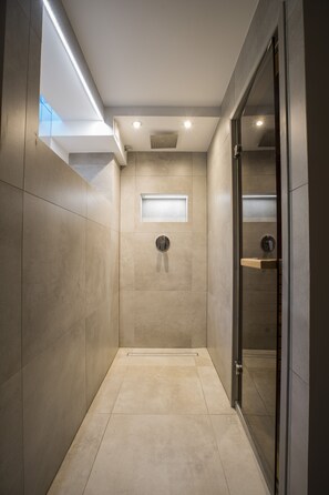 Ducha y bañera combinadas, secador de pelo, toallas y jabón