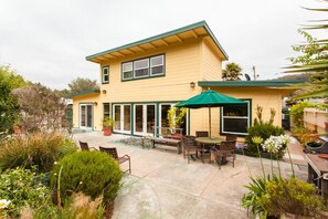 Outdoor dining - A country retreat near San Francisco (Mill Valley)