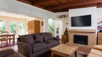 Smart TV, fireplace, Netflix, Hulu