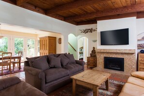 TV connectée, cheminée, Netflix, Hulu