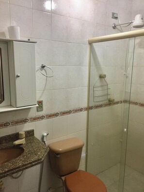 Douche, sĂšche-cheveux