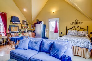 TV connectée, cheminée, livres, imprimantes