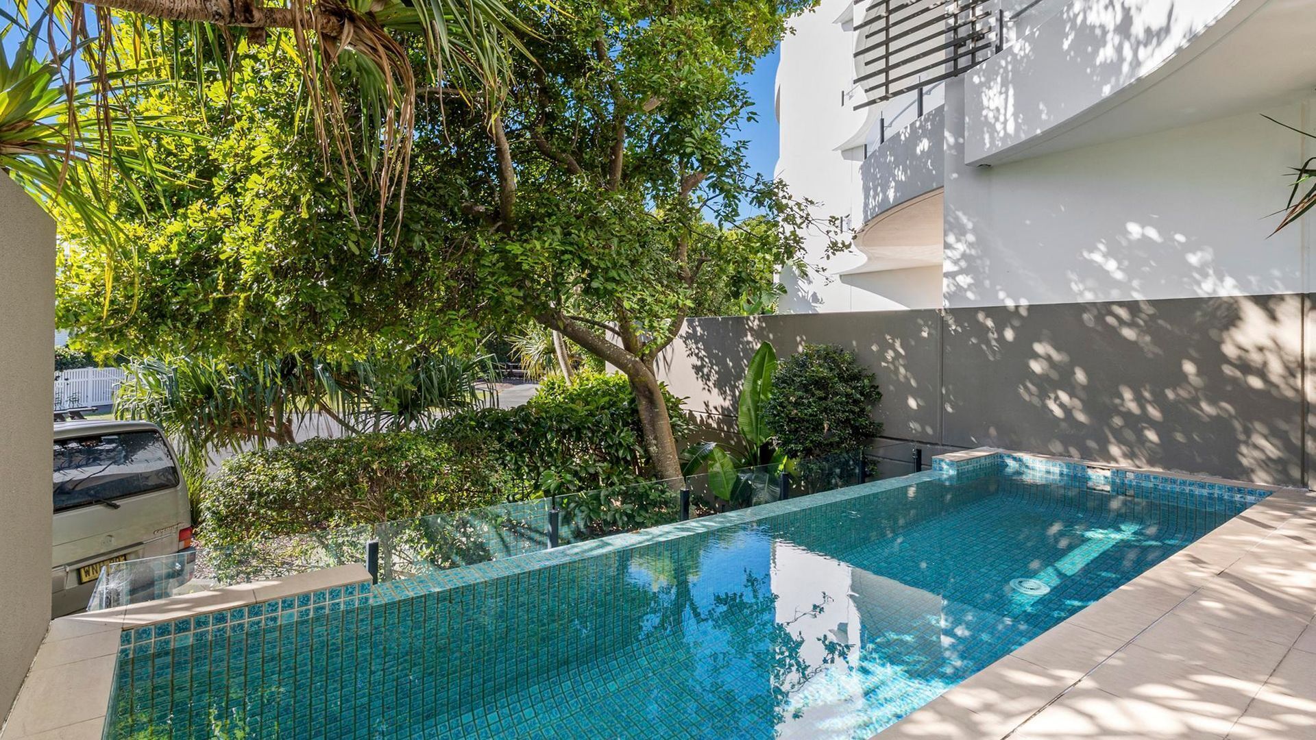 Lämmitetty uima-allas