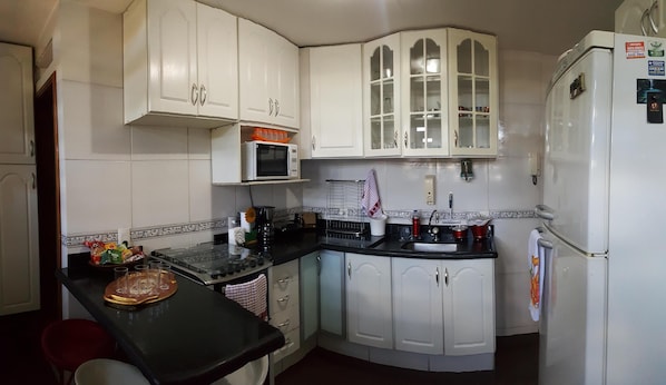 Een koelkast, een magnetron, een oven, een kookplaat