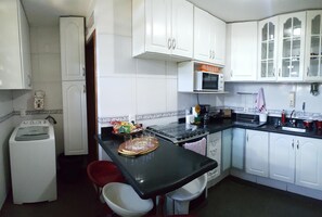 Een koelkast, een microgolfoven, een oven, een kookplaat