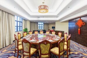 A conference room with a round table, chairs, and a chandelier. - ZTE Hotel, Nanjing (Nanjing)
