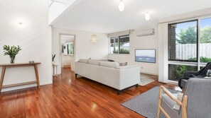 3 Bedroom House | Living area | Smart TV, Netflix - Backyard Bliss Blairgowrie (Blairgowrie)