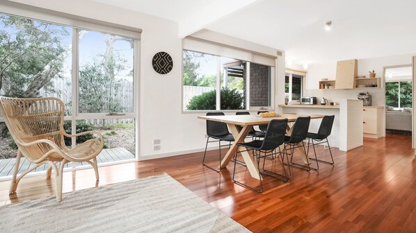 3 Bedroom House | In-room dining - Backyard Bliss Blairgowrie (Blairgowrie)