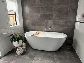 Dusche, Haartrockner, Seife, Shampoo