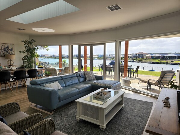 Smart-TV, Videospielkonsole, DVD-Player, Bücher