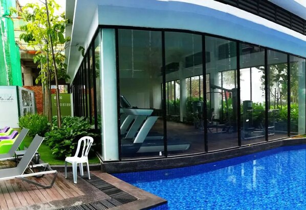 Una piscina al aire libre