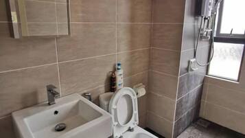 Dusche, Haartrockner, Handtücher, Shampoo