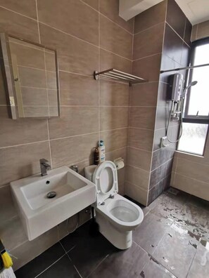 Douche, sèche-cheveux, serviettes fournies, shampoing