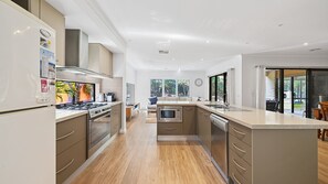 Geladeira, micro-ondas, lava-louças, cafeteira/chaleira