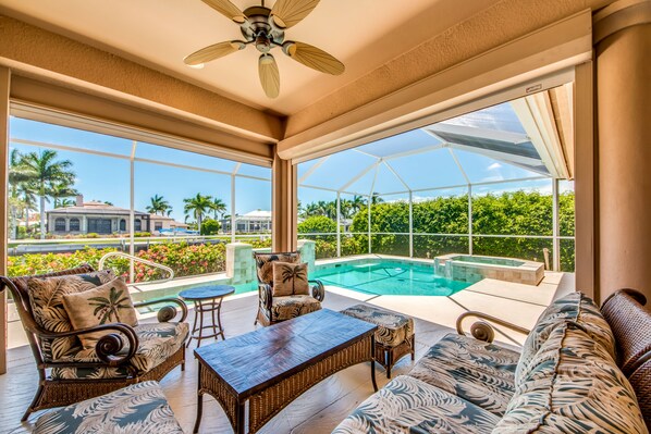 Utomhuspool och uppvärmd pool