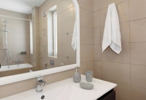 Jetted tub, hair dryer, bidet, towels