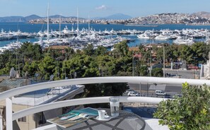 Outdoor dining - Νice Sea View Elegant Apartment in Marina Floisvos (Paleo Faliro)