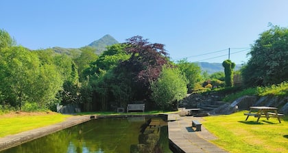 Cottage in Croesor. Snowdonian mountain retreat. Fast internet with vista views!