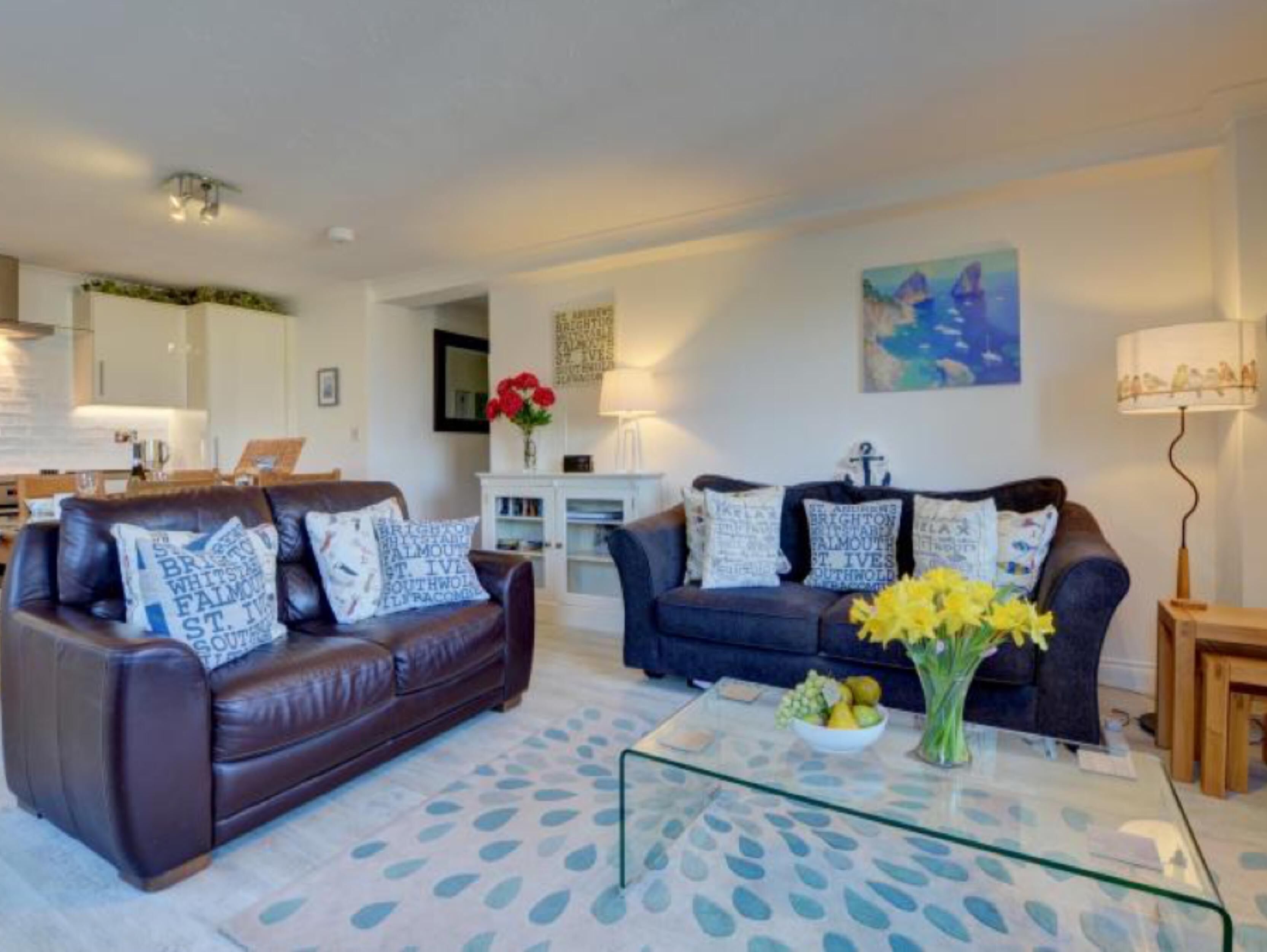 Smart-TV, Kamin, DVD-Player, Bücher