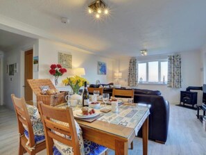 Dining - 4* GOLD AWARD-WINNING SPACIOUS,STUNNING ANNEXE,BEAUTIFUL SEA VIEWS,GARDEN,WIFI (Ilfracombe)