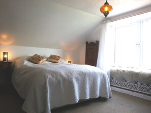 3 bedrooms, iron/ironing board, travel cot, free WiFi - A tranquil, wildlife haven with stunning loch and mountain views - pet friendly. (Kyle)