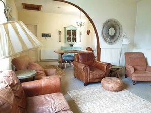 TV, fireplace, DVD player, books