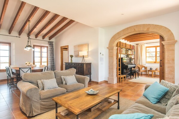 Smart TV, fireplace, books