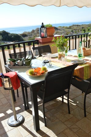 Outdoor dining - Beautiful apartment, first line beach with large terrace, nice views (MALAGA)
