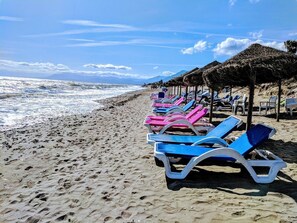 På stranden, liggestole, badehåndklæder
