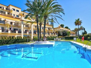 Una piscina al aire libre