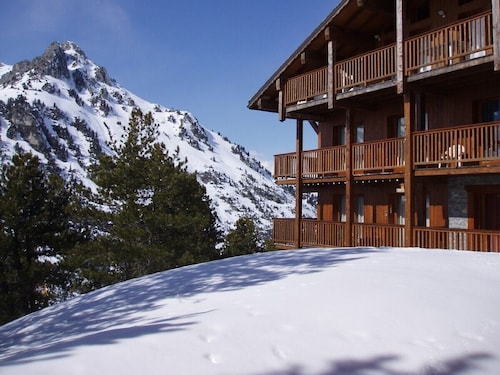 Arc 2000 Chalet, Peaceful Chalet By Slopes with Pool/Spa 