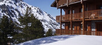 Arc 2000 Chalet, Peaceful Chalet By Slopes with Pool/Spa 