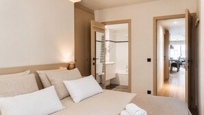 Ein Hotelzimmer mit Bett, Bad und Blick auf den Speisesaal.