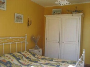 2 chambres, bureau, fer et planche à repasser, lit parapluie