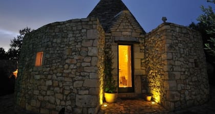 Trullo y Lamia en Valle d'Itria en la naturaleza