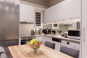 Frigorifero, microonde, forno, piano cottura