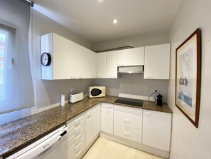 Een koelkast, een microgolfoven, een oven, een vaatwasser