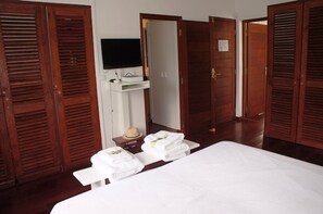 3 室のベッドルーム、セーフティボックス (室内)、アイロン / アイロン台、旅行用ベビーベッド