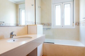 Een bad, een haardroger, een bidet, handdoeken