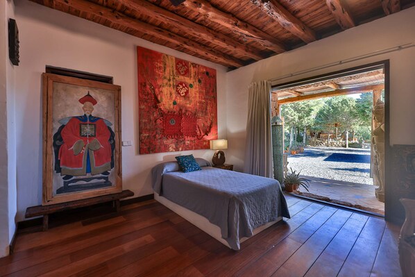 5 bedrooms, iron/ironing board, free WiFi, bed sheets