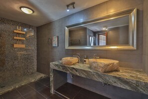 Badewanne, Haartrockner, Handtücher