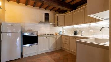 Fridge, oven, stovetop, dishwasher