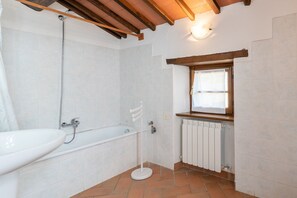Bañera con ducha, secador de pelo, bidet, toallas