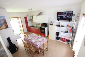 Frigorífico, microondas, horno y placa de cocina